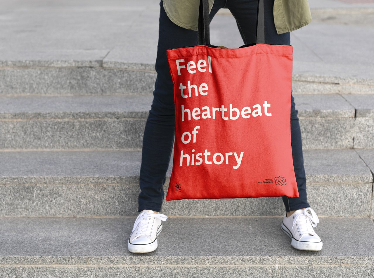 Tote bag carrying the payoff Feel the heartbeat of history